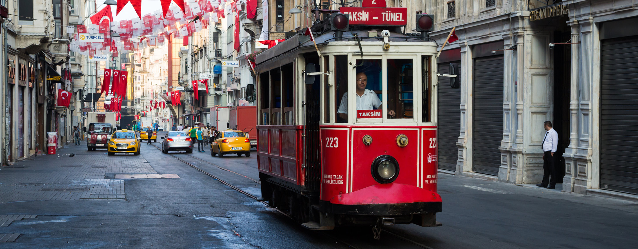 istanbul tram 2200x860